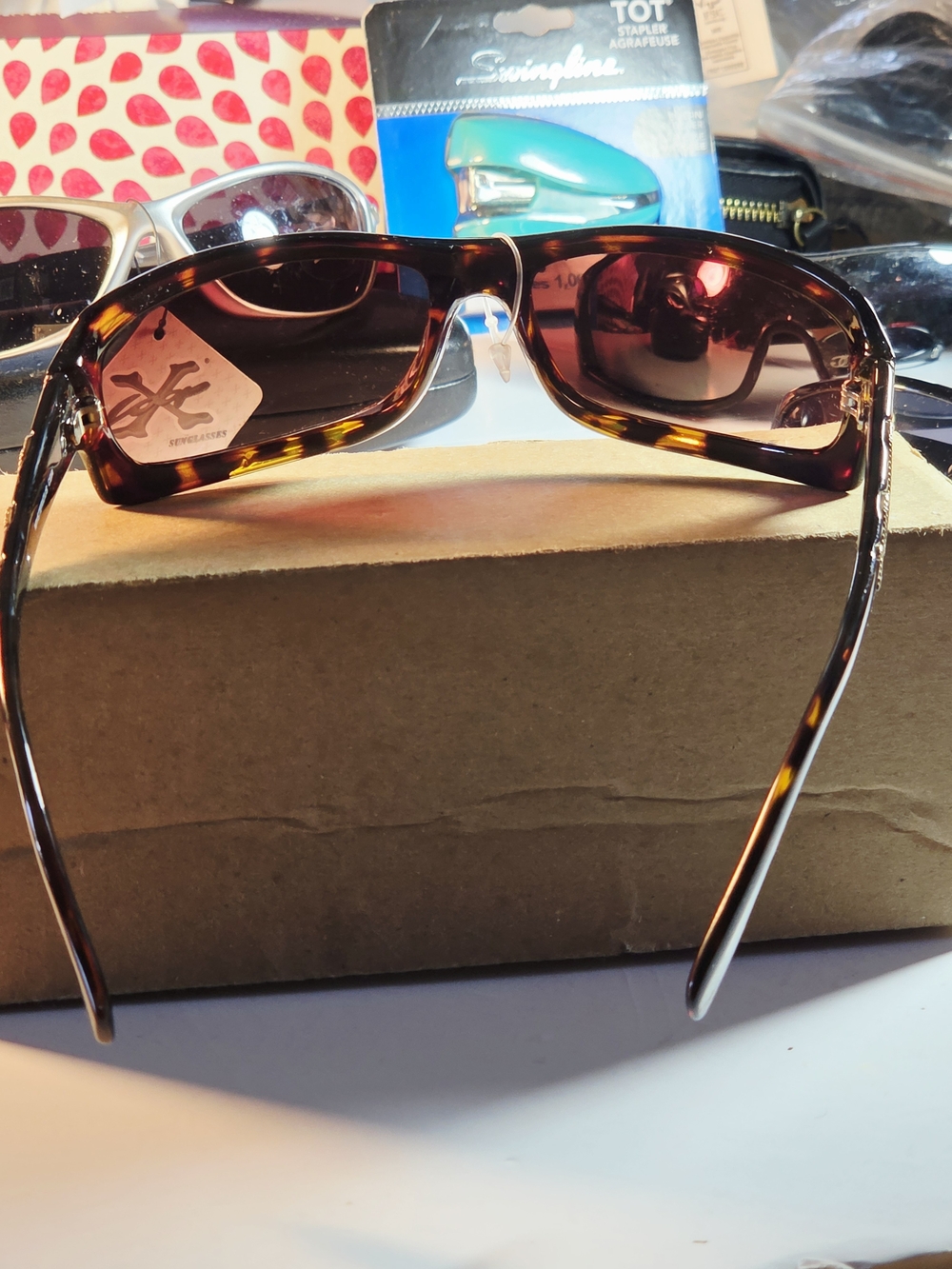 LADIES AND UNISEX Classic Tortoiseshell Women's Sunglasses - Brown Lenses .